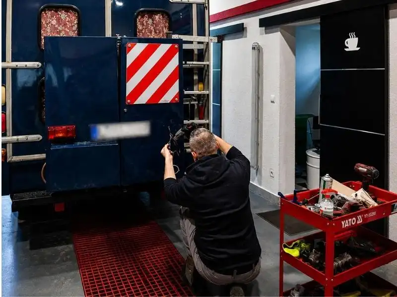 Mechaniker bei der Reparatur der Kfz-Elektrik in der Werkstatt CDS Autoservice