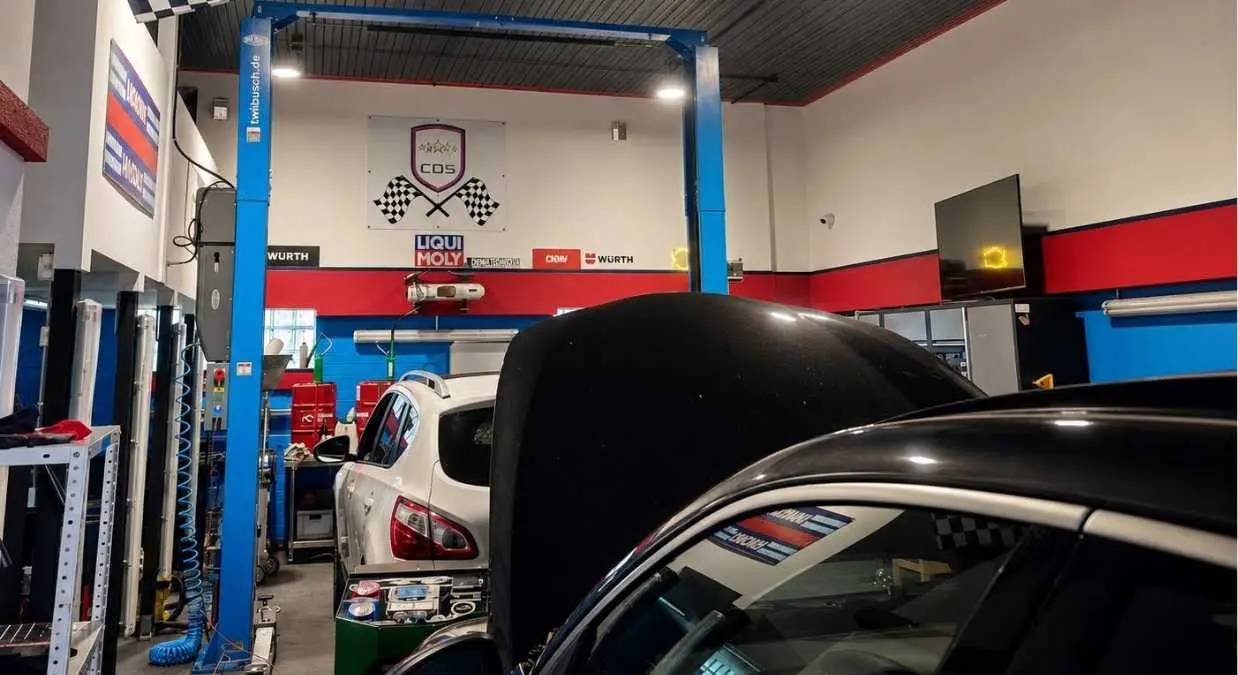 Moderne und saubere Kfz-Werkstatt in Swinemünde mit Hebebühne bei CDS Autoservice.